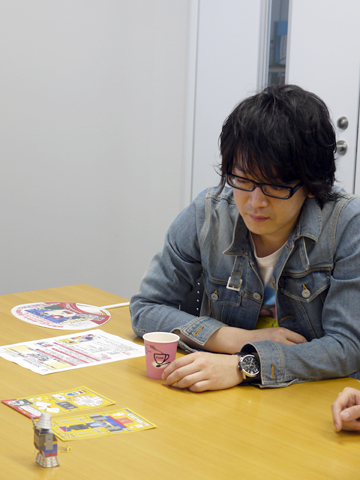 うむ…とガンタイン眼帯を眺めるまんきゅう監督。でも注目は監督の手元にある『殿と~』のうちわ!!