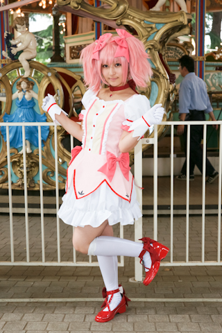 コスプレコミュニティサイト「cure」が主催するコスプレイベント“Cure Cosplay Festival Vol.3”が、東京都練馬区の遊園地・としまえんで開催された。<br>今回は会場に集まったコスプレイヤーさんたちの画像とこだわりポイントを紹介！　画像は『魔法少女まどか☆マギカ』の鹿目まどかコスの紫音さん。<br>メリーゴーランド前で撮影は今回のロケーションならではだ。<br>＜撮影：中里キリ＞