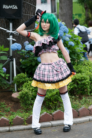 練馬の遊園地・としまえんで開催されたコスプレイベント“Cure Cosplay Festival Vol.3”をフォトレポート！<br>今回は各レイヤーさんのこだわりポイントも一緒に聞いてみた。画像はランカコスのウロコ。さん。<br>右下は、午後のコスプレステージでリンスタイルのミクに変身していたところ。<br>＜撮影：中里キリ＞