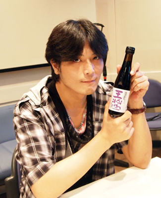 高橋広樹の手掛けた醤油と本人原寸大シャツがアコスで手に入る！