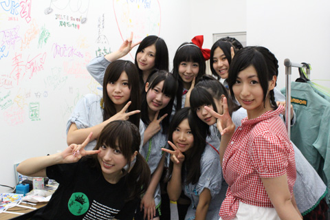 ライブ終了後には楽屋でパチり。後ろはゲストの「JK21」さん。皆さん、お疲れさまでした☆