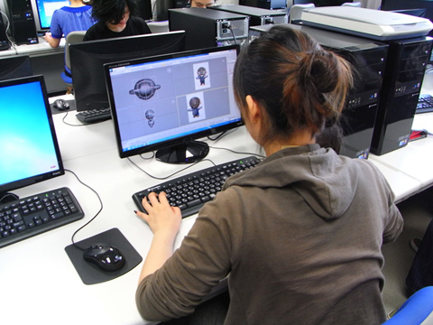 授業では実際に現場で使うソフトを使用しているとの事。