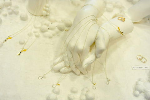 中にはこんなに華奢なデザインのアクセサリーも。ハサミをモチーフにしたネックレスがキュート♪