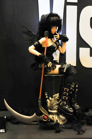 このブースではゴシックなドールを展示。天使と悪魔なイメージのドールズが身につける衣装や靴もオシャレ。