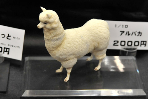 なんとも愛くるしい表情をしたアルパカの姿も。キットが入っているボックスの写真も可愛らしい。