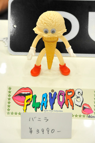 ロゴも可愛らしいアイスたち。ストロベリーとバニラのフレイヴァーがラインナップされていました。ファンシーなデザインが乙女心をそそるアイテム。