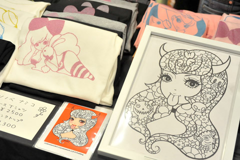 こちらのブースではガーリーなTシャツやキュートなモンスターたちを展示。こんな怪獣なら怖くないかも?!