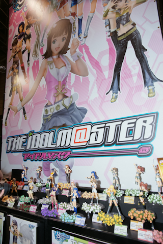 　ワンダーフェスティバル2011[夏]が、2011年7月24日に開催された。今回は企業ディーラーエリアのメガハウスブースを紹介！　メガハウスブースには『アイドルマスター』ブリリアントステージシリーズの展示台が設置され、ローソンとのタイアップキャンペーンで当たるローソンカラーリングの春香フィギュアも展示されていた。アイマスブリリアントステージに関しては、あるキャラクターの新作原型も展示されていたので今後の発表に要注目だ。人気の『ワンピース』ポートレイト・オブ・パイレーツシリーズなど、ジャンプ系フィギュアも多数展示されていた。（取材：中里キリ）