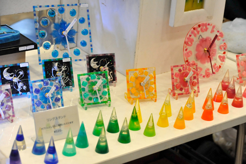 こちらのブースではユニークなデザインの時計を展示。カラフルなものからメタリックなものまで、バラエティ豊かな作品が印象的で☆