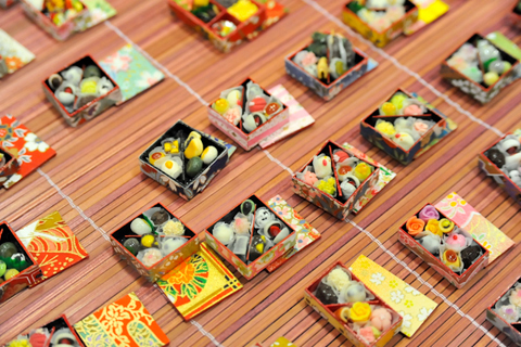 ミニチュアのお弁当シリーズ。この他、ホールケーキやロールケーキなどスイーツシリーズも。見れば見るほどリアルなのに、ほぼすべてが3cm四方と言う細かさ!