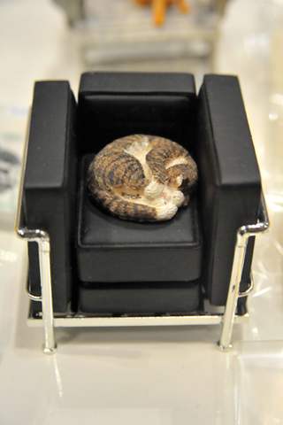 猫をモチーフにした作品がここにも。ソファにくるまる黒猫の姿は実物をそのままフィギュアにしたかのよう!