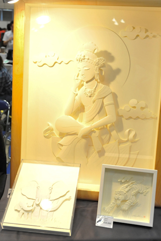 すべて紙で作られたという作品も。真っ白い紙とライトアップのコントラストが神秘的な雰囲気を醸し出していました。