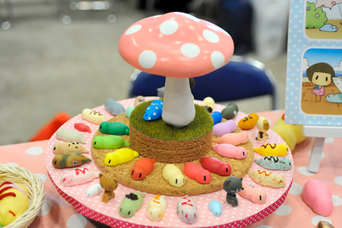 このブースではキュートな色合いのミニチュアツチノコを展示!ディスプレイもファンタジックでした。