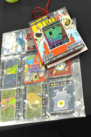 このブースではくじ引きを実施!景品は2枚目の写真にあるキッチュなアイテム達。カードに描かれたギョロ目の妖怪たちもキュート☆