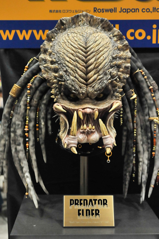 一度目が合えば忘れられなほどリアルなプレデター。夢に出てきそうなくらい強烈なインパクトだけど、意外に瞳はつぶらなんです。