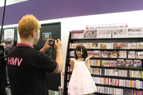 アイドルコーナーの前で、記念撮影☆アイドル大好きのまいにゃは、ハイテンションでCDコーナーを見てました♪