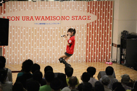 前日の試合で見事勝利した“浦和レッズ”のユニフォームで登場した、まいにゃ