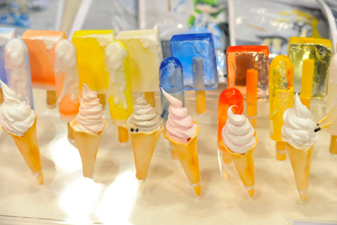 こちらのブースでは、ドールに持たせる小物を展示。10cm程度の大きさだったけれど、実物大なら本物と勘違いしてしまいそうなほどリアルな作りでした。