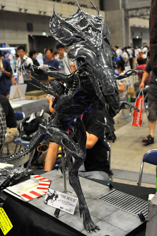 近寄ったら食べられてしまいそう？！手足や角はもちろん、歯の一本一本までこだわりぬかれていて迫力大！