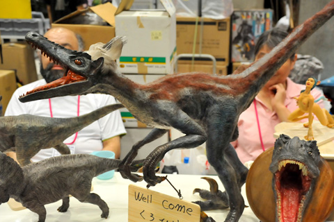 このブースでは恐竜達を展示！最近の恐竜（？！）って、羽毛が生えているのを知っていましたか？！お勉強にもなるワンフェスです☆