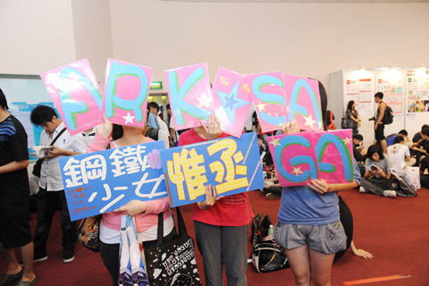 出展企業のブースで行われていたサイン会に参加していたファンは、日本のアイドルイベントを彷彿とさせるボードを構える一段も。