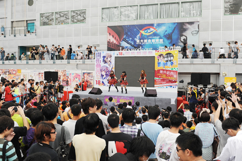 台湾の地元アイドルユニットによるライブ。会場で声援を送るファンの中には、日本に負けない力強いオタ芸を披露する一団も。