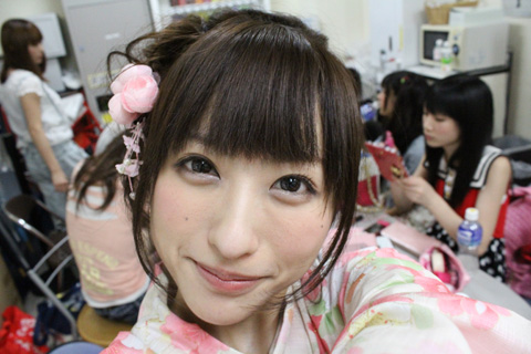 2か月間お疲れ、まいにゃっ☆っっっって！記者が楽屋にカメラ置いて外出してたら勝手に自撮りをしてたまいにゃ(笑)とってもレアな写真！そんなオチャメなまいにゃはやっぱり可愛いッス!! 8月7日（日）＠タワーレコード新宿 今日は、いよいよ最終公演。最後を飾るのは､､､タワーレコード屋上！