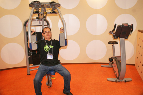 ※トレーニングマシンを使っている写真に写っているのは、アニメイトのスタッフさんです。モデルをお願いしました。