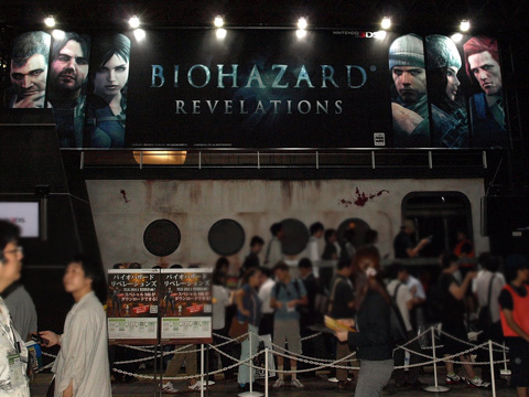 多くのファンが集まった『BIOHAZARD REVELATIONS』（ニンテンドー3DS）試遊コーナー。