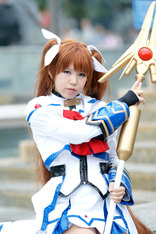 　引き続き、2011年10月15日・16日、水道橋の東京ドームシティで開催された大規模コスプレイベント“コスプレフェスタTDC”会場で見かけたコスプレイヤーさんたちを紹介！　画像は『魔法少女リリカルなのは』シリーズよりCN:襟川さんの高町なのは。（撮影：中里キリ）