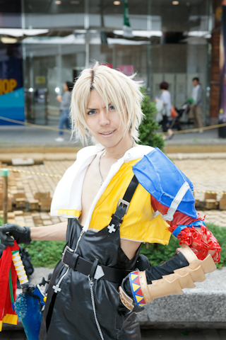　引き続き、2011年10月15日・16日、水道橋の東京ドームシティで開催された大規模コスプレイベント“コスプレフェスタTDC”会場で見かけたコスプレイヤーさんたちを紹介！　画像は『FFX』よりCN:セリスさんのティーダ。（撮影：中里キリ）