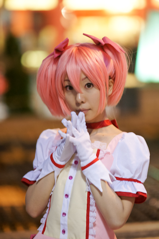 　引き続き、2011年10月15日・16日、水道橋の東京ドームシティで開催された大規模コスプレイベント“コスプレフェスタTDC”会場で見かけたコスプレイヤーさんたちを紹介！　画像は『魔法少女まどか☆マギカ』よりCN:出月かりんさんの鹿目まどか。（撮影：中里キリ）