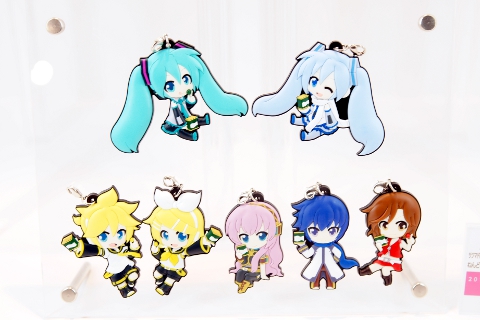 グッドスマイルカンパニー、ねんどろいどぷらすラバーストラップは「サクマドロップス キャラクター・ボーカル・シリーズ」に同梱される。