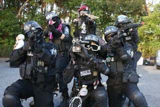 2012年2月12日に開催されたワンダーフェスティバル2012[冬]。今回はネタ系やインパクトの強いコスプレイヤーさんたちを紹介していこう。画像は最近コスプレ界で勢力拡大中の「自宅警備隊 N.E.E.T」の皆さん。国内に105名、台湾に3名、独に2名の隊員がいるそう。