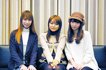 写真左から、小清水亜美さん、斎藤千和さん、井上麻里奈さん