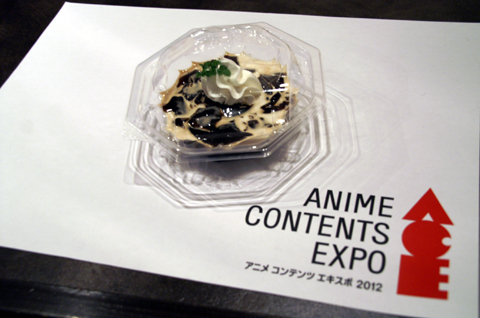 テレビアニメ『妖狐×僕SS』のオリジナルフード「白鬼院凜々蝶の煎淹れたてコーヒーゼリー」。