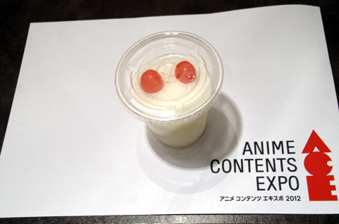 テレビアニメ『魔法少女まどか☆マギカ』のオリジナルフード「キュゥべえドリンク」。