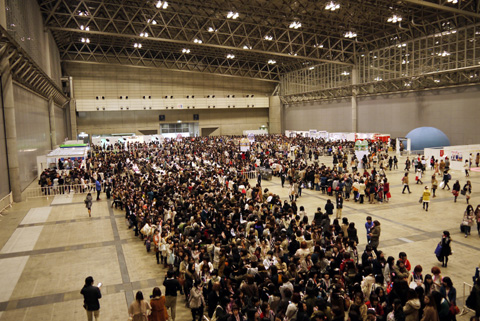 何千人の生徒たちが文化祭を満喫中。