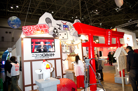 鳥居が印象的なニコニコ神社を展開。