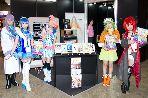 東京ビッグサイトで開催された「東京国際アニメフェア2012」では、コンパニオンさんやコスプレイヤーさんがブースを華やかに彩り盛り上げていました。写真はビジネスデー1日目の「VOCALOID supported by LIVE DAM」にいた、蒼姫ラピス、Megpoid Native、CUL (カル)ほかVOCALOIDのキャラクターたち！