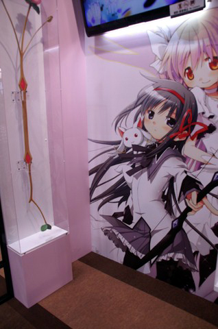 劇場版も予定されている『魔法少女まどか☆マギカ』。ACE限定の特別仕様の劇場鑑賞券とまどかの弓のレプリカが目を引く。