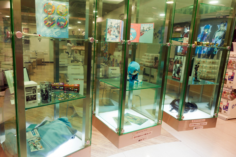 カフェの入り口にあるガラスケースには、グッズが展示されている。