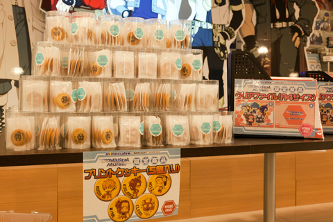 当コラボのために企画された限定商品「プリントクッキー」（580円）と「クリアファイル」（368円）は、ココでしか買えない商品だぞ。