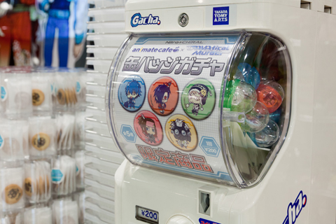 1回200円の缶バッジガチャも限定商品。絵柄はコースターと同じで、全5種類。