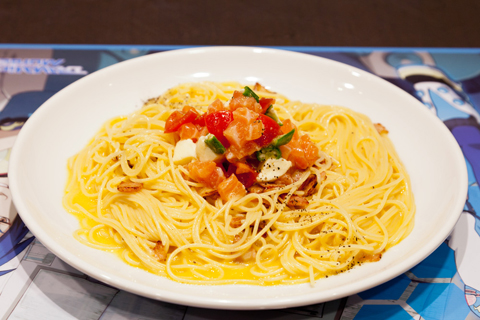 『DRAMAtical Murder』のコラボメニュー「ノイズの冷たい視線カルボナーラ」。トッピングのサーモンマリネが味のアクセント。