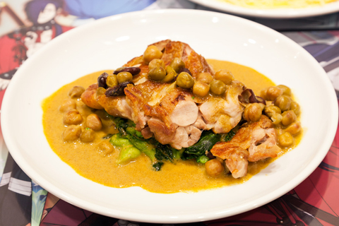 『Lamento -BEYOND THE VOID-』のコラボメニュー「バルドの本日のオススメ」。スパイシーなソースがおいしい豆の煮込みとチキン。