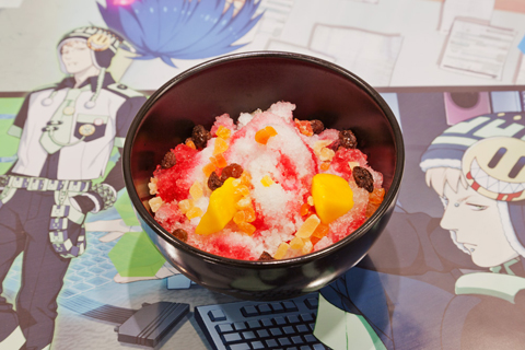 『DRAMAtical Murder』のコラボメニュー「紅時雨プレート」は、果物も入ったイチゴと練乳のかき氷。