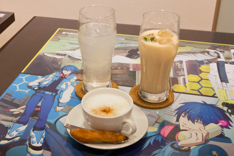コラボドリンクは、『DRAMAtical Murder』コラボの「クリアのアップルソーダ（左上）」と「ミンクのコーヒー&amp;シナモンクッキー（下）」。『Lamento -BEYOND THE VOID-』コラボの「コノエのミルクティー（右上）」。