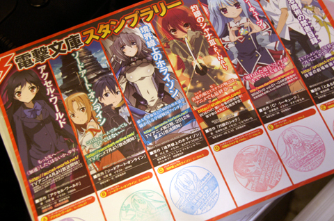 かわいいヒロインのスタンプを集めるともらえた卓上カレンダー。アニメのイラストが大きく使用されており、カレンダーにするのがもったいないくらい?