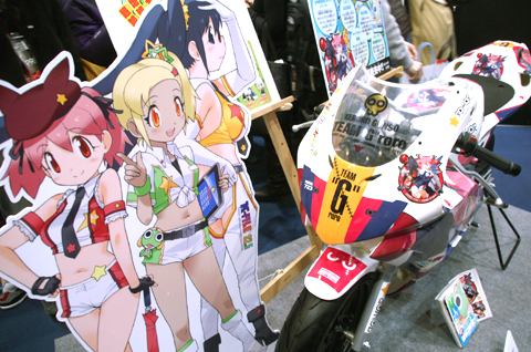 『ケロロ軍曹』、『これはゾンビですか?』、『だから僕はHができない。』のキャラたちがプリントされた“痛車”たち。